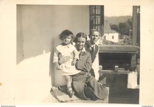 A5787 Romania anonymous persons family group souvenir photo postcard place to identify