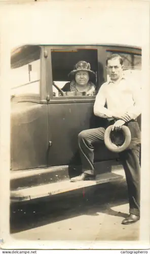 A5787 Anonymous persons posing near classic car