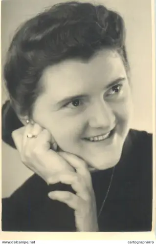 A5787 Anonymous persons woman portrait souvenir photo