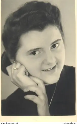 A5787 Anonymous persons woman portrait souvenir photo