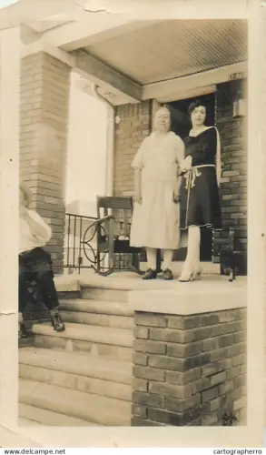 A5787 Anonymous persons women souvenir photo