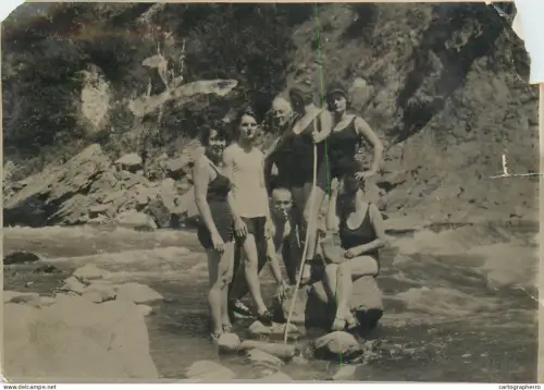 A5787 Anonymous persons family group vintage souvenir photo Romania