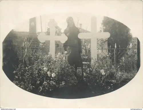 A5787 Anonymous persons souvenir photo woman cemetery Romania