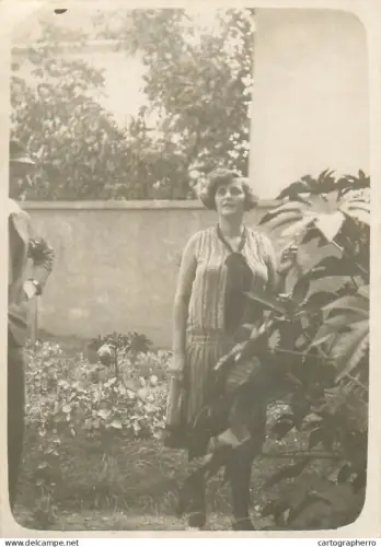 A5787 Anonymous persons souvenir photo woman posing in garden