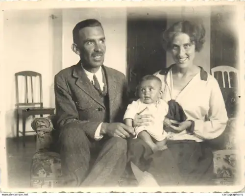 A5787 Anonymous persons souvenir photo Romania child & family group