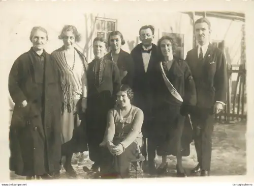 A5787 Anonymous persons family group photo souvenir somewhere in Romania