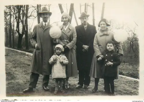 A5787 Anonymous persons children & family group photo souvenir somewhere in Romania