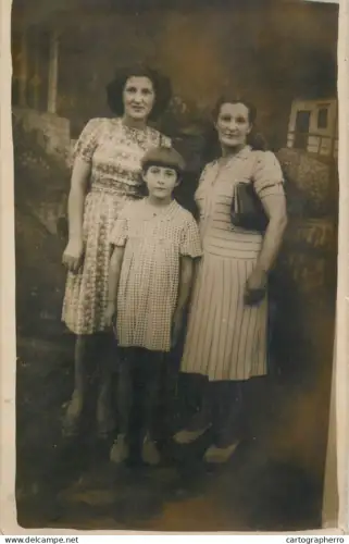 A5787 Romania anonymous persons children & family groups souvenir vintage photographic postcard