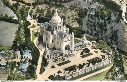 A5123 France Lisieux vue aerienne vers la basilique