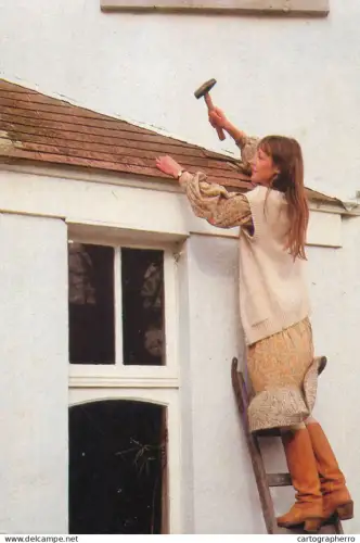 A5771 Foto A. Molter woman repairing roof