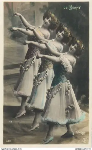 A5810 Trois robes DE BERNY pour...REUTLINGER cpa