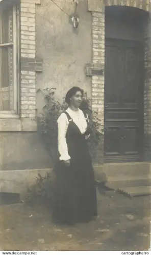 A5810 Anonymous lady posing in front of a house vintage photo postcard