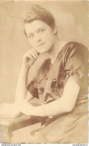 A5810 Atelier Nurnberg Frau AK