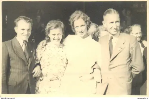 A5846 Anonymous people souvenir vintage photographic postcard group couples