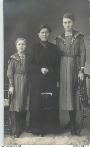 A5846 Anonymous persons family souvenir vintage photographic postcard