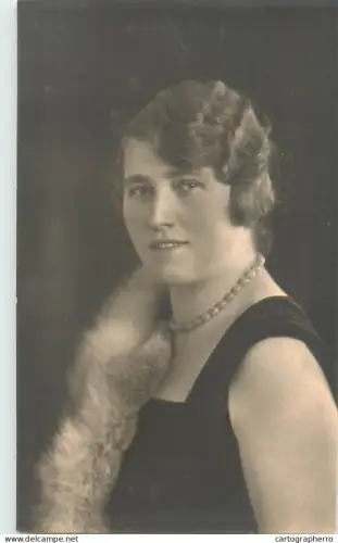 A5846 Fashion anonymous beauty woman with fur necklace coiffure souvenir vintage photographic postcard