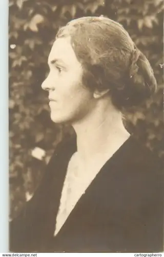 A5846 Anonymous persons vintage souvenir photographic postcard woman in profile