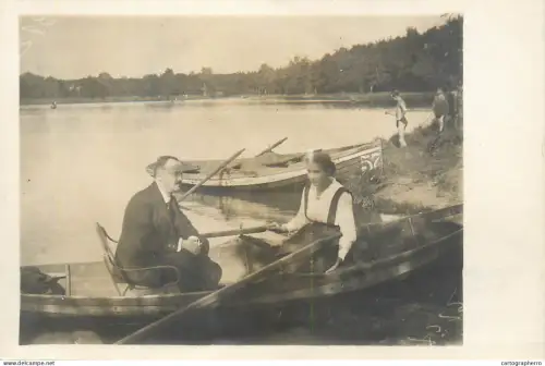 A5813 Anonymous people couple rowing boat bateaux