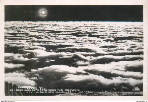 A5813 Puy-de-Dôme soleil levant sur la mer de nuages vu de l`Observatoire