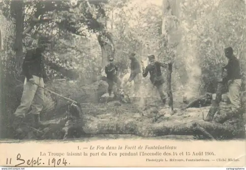 A5853 Le feu dans la Foret Fontainebleau la troupe faisant la part de feu pendant l`incendie des 14 et 15 Aout 1904