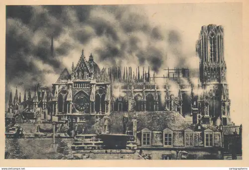 A5853 Reims cathedral during the bombardment by the German fire shells 1914