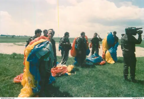 A5374 Skydivers group on the ground looking up