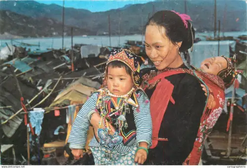 A5373 Hong-Kong mother with children with typical traditional clothing on boat
