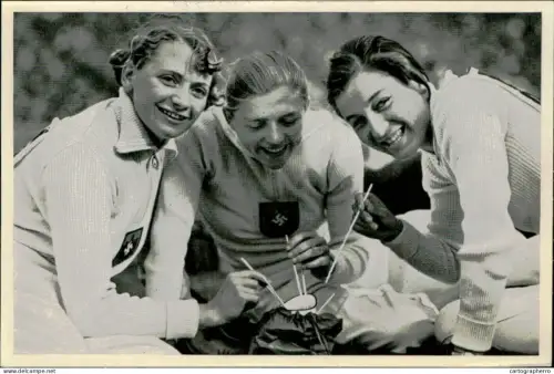 Germany Berlin Olympics Olympia 1936 Cigarettes Trade Card - Drei frohliche deutsche Madel beim Labetrunk im Stadion