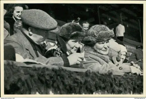 Germany Berlin Olympics Olympia 1936 Cigarettes Trade Card - Hermann G. als Zuschauer beim Eishockeyspiel