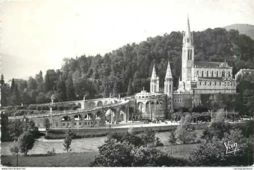 A5348 France Lourdes La Basilique et le Calvaire