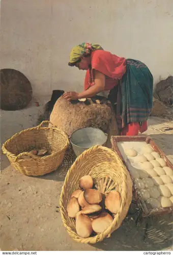 A5395 Tunisa ethnic types woman preparing the bread "Tabouna"