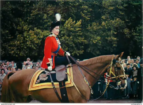 A5389 England London H.M The Queen horse riding