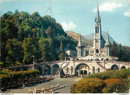 A5386 France Lourdes Chemin aux Croix et la Basilique