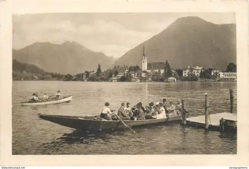 A5857 Tegernsee in Bayern, Deutschland, mit einem Boot voller Passagiere