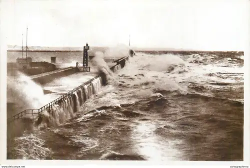 A5857 Le Havre la digue pendant un jour de tempete