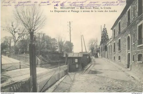 A5855 France Bellevue Rue Louis Blanc la Creche Dispensaire et Passage a niveau de la route des Gardes