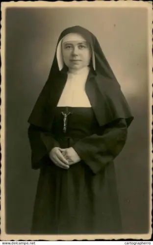 A5926 Photographic postcard nun portrait