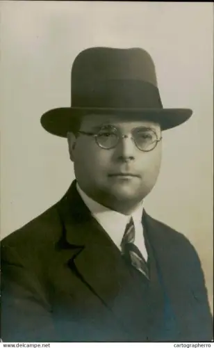 A5926 Photographic souvenir postcard man with hat and glasses portrait