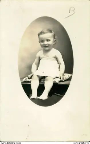 A5926 Children > Portraits souvenir vintage photographic postcard