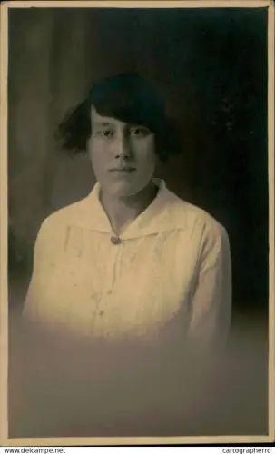 A5926 Woman portrait souvenir studio photographic postcard Lafontaine Dinant