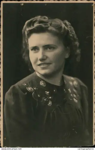 A5926 Woman portrait souvenir studio photographic postcard