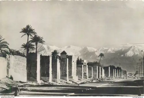 A5854 Marrakesh le long des remparts vers la Mamounia