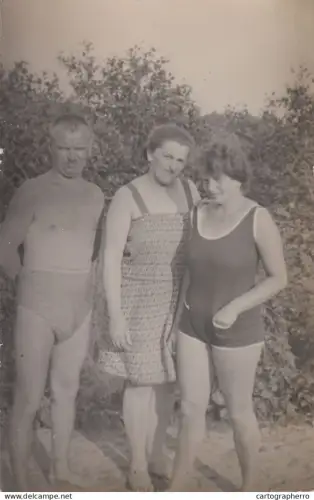 A5936 Anonymous persons in bathing suits souvenir photo postcard