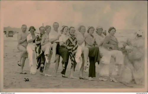 A5936 Seaside tourists souvenir photo postcard