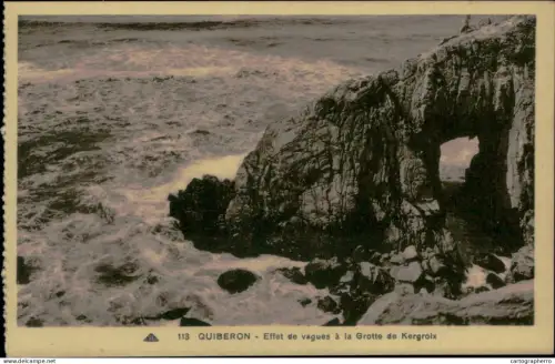 A5938 France Quiberon effet de vagues a la Grotte de Kergroix
