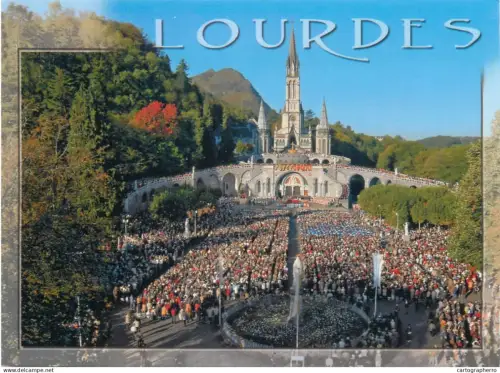 A5481 France Lourdes Les Malades assistant au Chemin de Croix