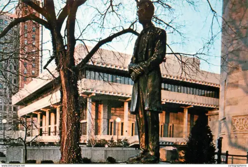 A5475 USA Louisville KY new library and Abraham Lincoln statue