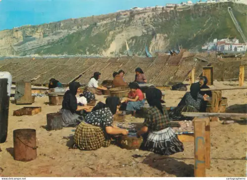 A5456 Portugal Nazare ethnic types and scenes women preparing fish
