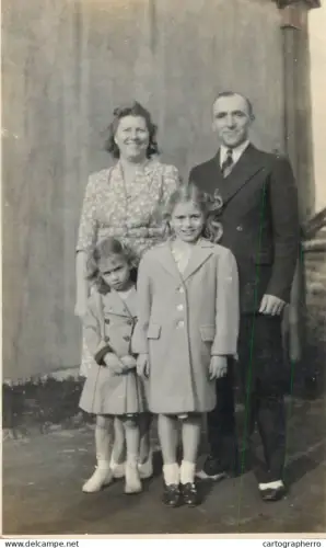 A5946 Anonymous persons children family group