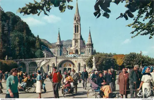 A5970 Lourdes les malades reviennent de la Grotte